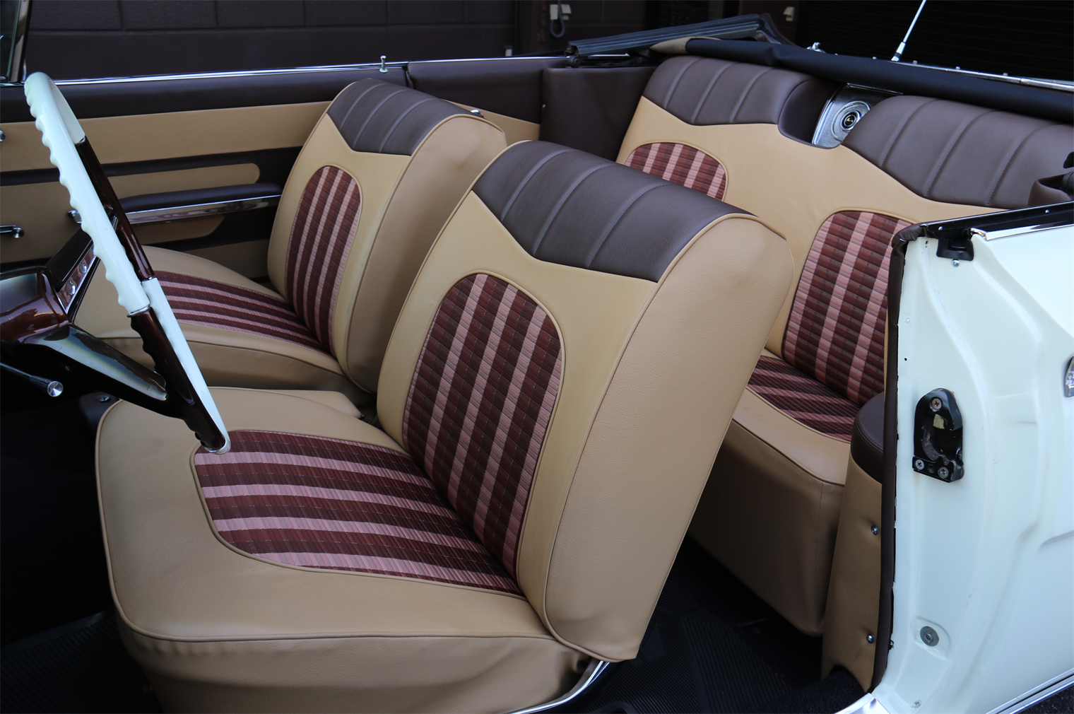 Chevrolet Impala 1962内装張替 大阪のガラスコーティングはカーメイクアートプロ 車 のコーティングで大切な愛車をいつまでも美しく 職人の鍛錬 進化する技術