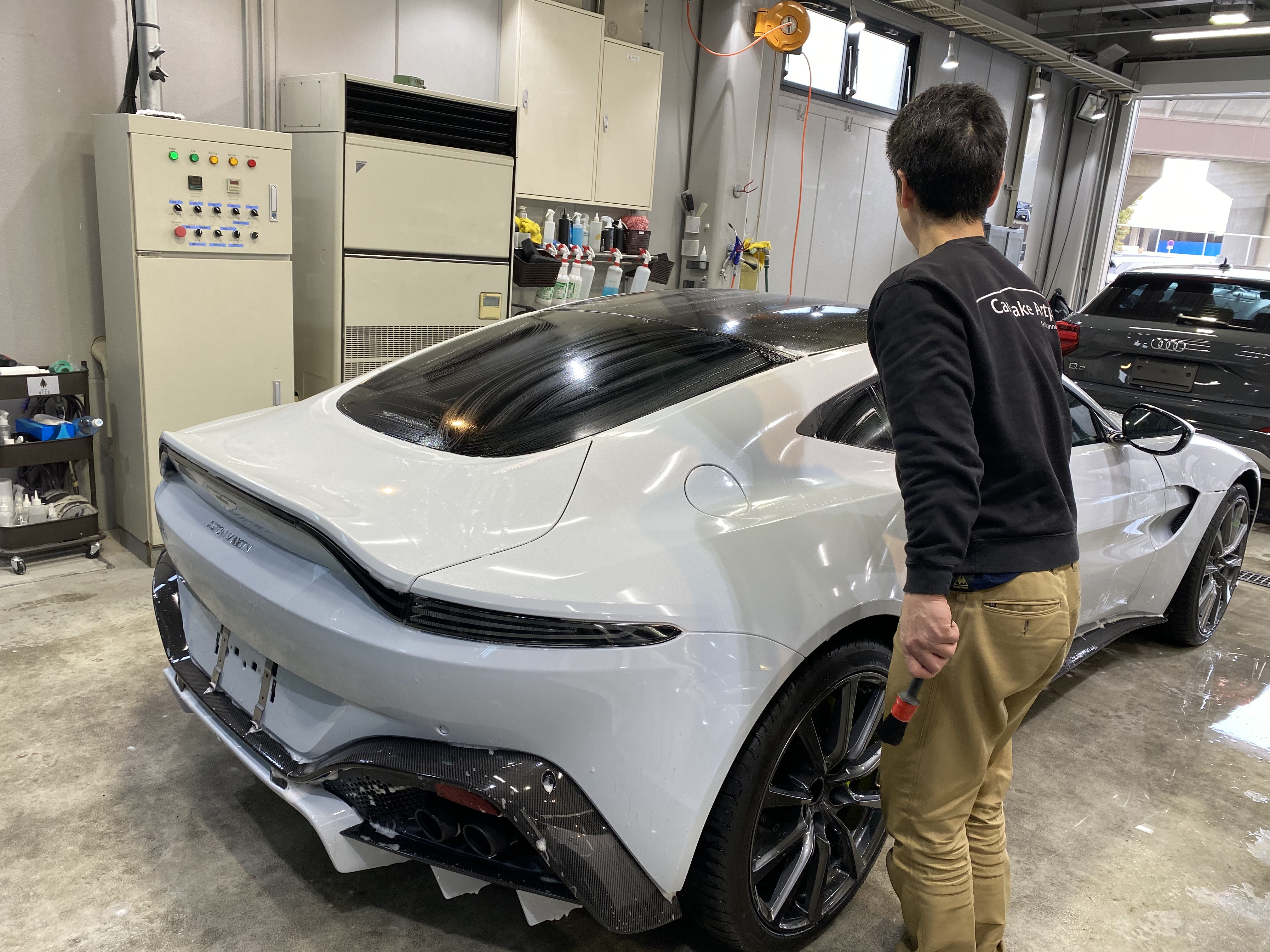 アストンマーティン ヴァンテージamrのガラスコーティング カーメイクアートプロ 大阪