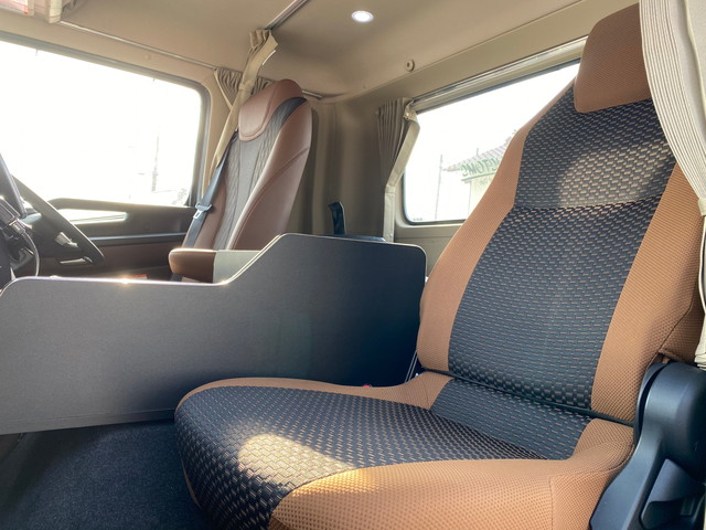 トラック本革シート張替施工事例 大阪のガラスコーティングはカーメイクアートプロへ コーティングで大切な愛車をいつまでも美しく 大阪での車の コーティングはお任せください