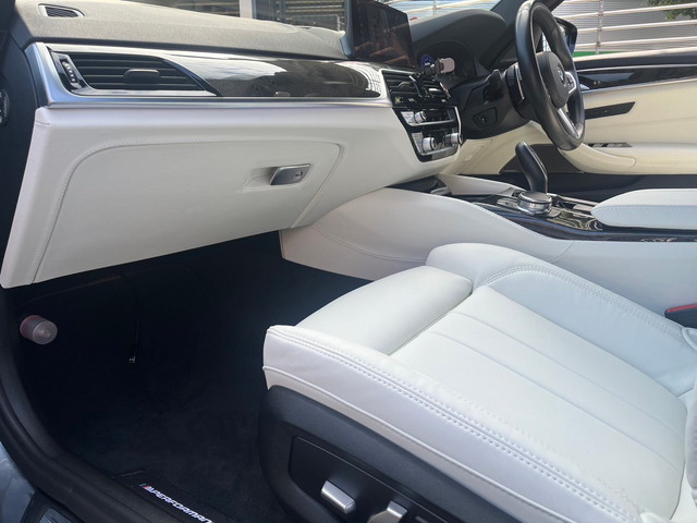 BMW 5シリーズ (G30) ホワイト本革シート張替施工事例 完成 助手席側ダッシュボード