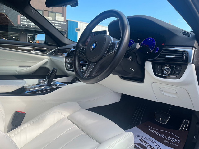 BMW 5シリーズ (G30) ホワイト本革シート張替施工事例 完成 運転席側ダッシュボード